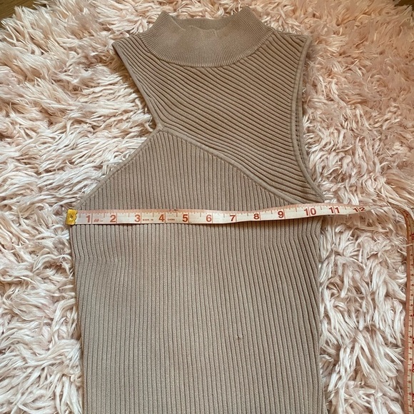 Intermix Nude Cutout Mock Turtleneck Sleeveless Form Fitting top Petite - Picture 9 of 10